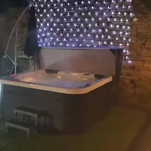  Holiday home Honeybee Cottage, With A Log Fire & A Hot Tub.